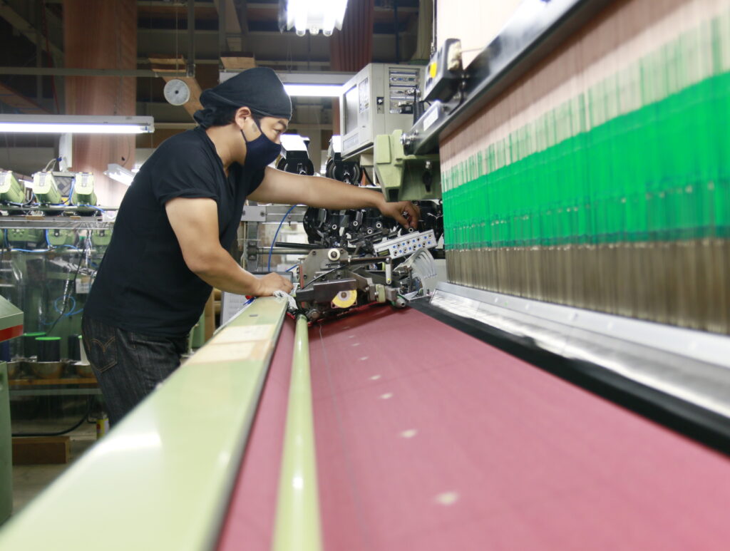 シルク生地のネクタイを作っている時